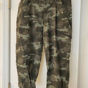 Eddie Bauer Camo Capris for Outdoor Comfort
